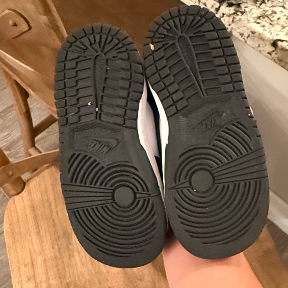 Nike Kids Black and White Low-Top Sneakers - Picture 4 of 4